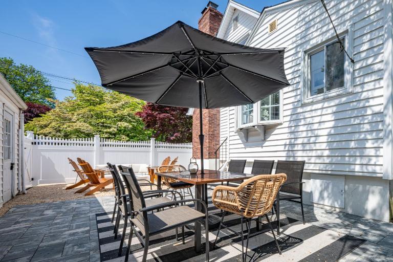 Fairfield Cottage -Top Rated Gem, Fire Pit, Near Beach, 90 Min to NYC - B&B Fairfield