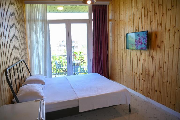 Alis House 3 - Bed and Breakfast Batoemi