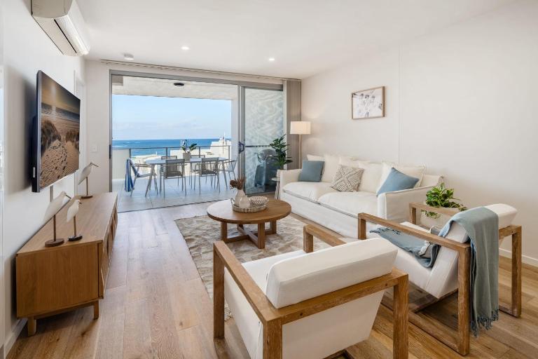 Azure Oceanside Apartment at Kings Beach - B&B Caloundra