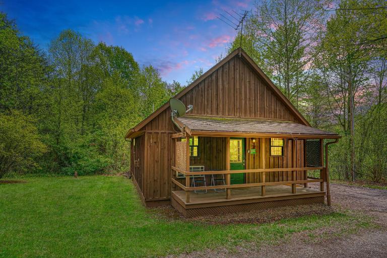 Blue Rose Cabins - Pinecrest Cabin - Bed and Breakfast Logan