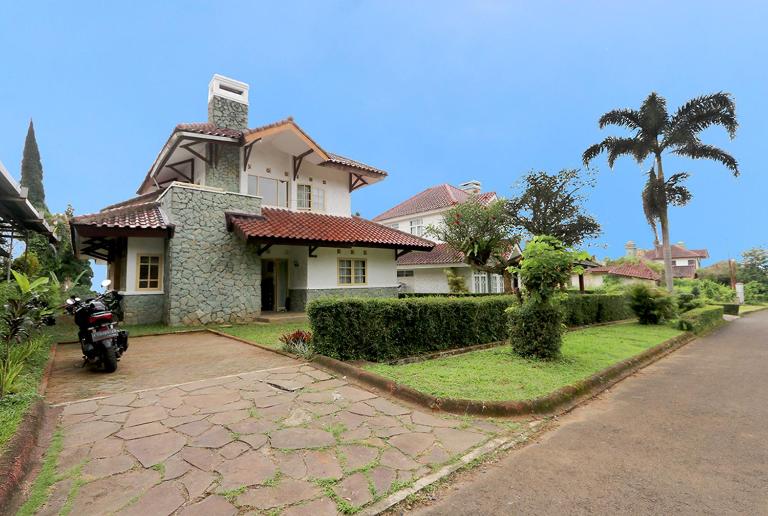 Villa ChavaMinerva Aries Ciater with Private Pool - B&B Subang