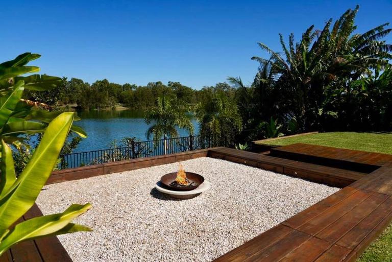 Water's Edge Retreat - On the Lake & walk to beach - Bed and Breakfast Toogoom