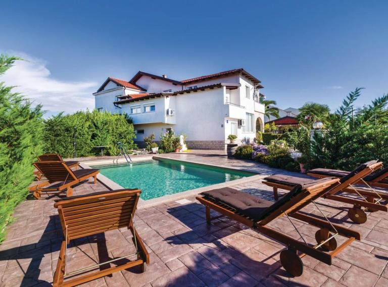 Holiday Home Villa Ksenija - B&B Debeljak