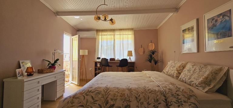 Nuçi's Place 3, cozy 1 bedroom apartment with balcony near Bllok - B&B Tirana