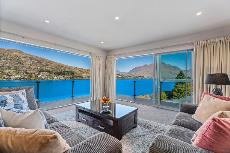 Lakefront Penthouse Apartment with 270-degree view - B&B Distretto di Queenstown