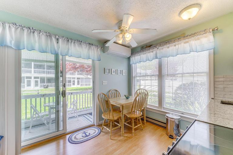 2 Mi to Drakes Island Beach: Condo w/ Porch! - B&B Wells