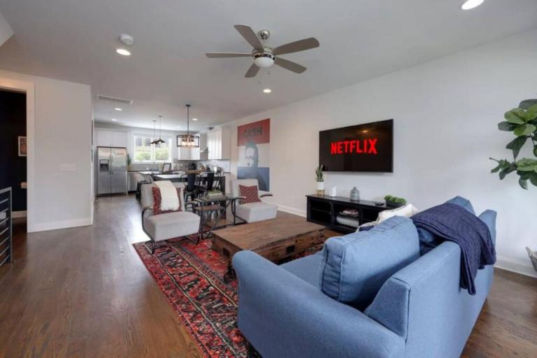 WeHo Nashville Home, Geodis Park, Private Movie Theater! 10min to Broadway! Sleeps 10! - Bed and Breakfast Nashville