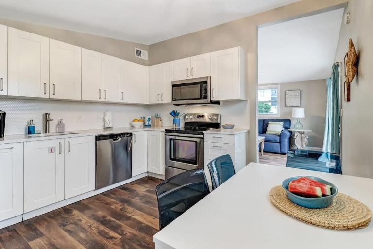 Tropical Beach Bungalow Up - 3 bedrooms - Across Street from Beach - Deck - B&B Fernandina Beach