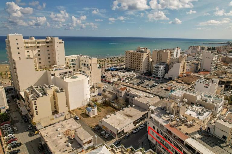 Superb Apartment steps away from Finikoudes Beach - Chambres d'hôtes Larnaca