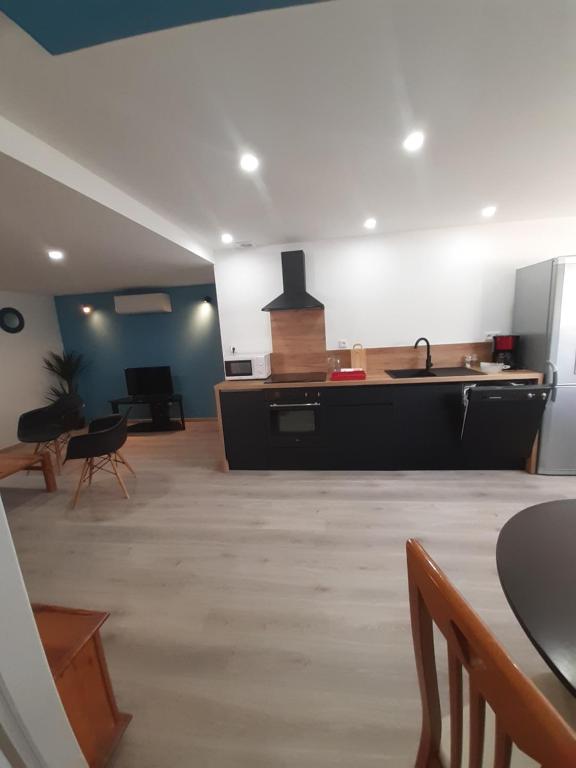 Appartement 50m2 rez de chaussée en plein centre ville garage gratuit - Bed and Breakfast Valras-Plage