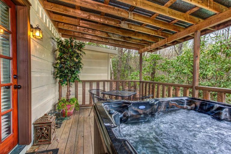 Seclusion Retreat by Stony Brook Cabins - Bed and Breakfast Gatlinburg