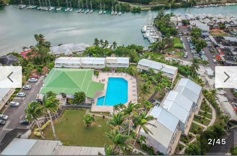 Duplex piscine vue imprenable Marina du Gosier avec citerne - Bed and Breakfast Le Gosier