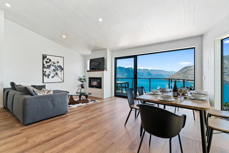 Modern Luxe House with Magnificent View - B&B Queenstown