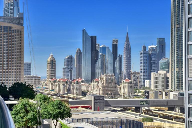 FIRST CLASS 2BR Modern Downtown Retreat - Bed and Breakfast Dubai