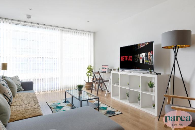 Parea Living - Colorful North London Apt with Balcony Views - B&B Londra