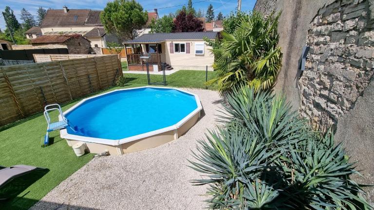 gite récent, piscine privative - Bed and Breakfast Boyer