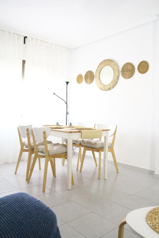 Chalet Margarita Comfort with AC, WiFi, and Private Patio - B&B Los Alcázares