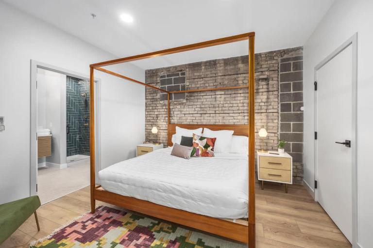 Centrally located private king suite - B&B Grand Rapids
