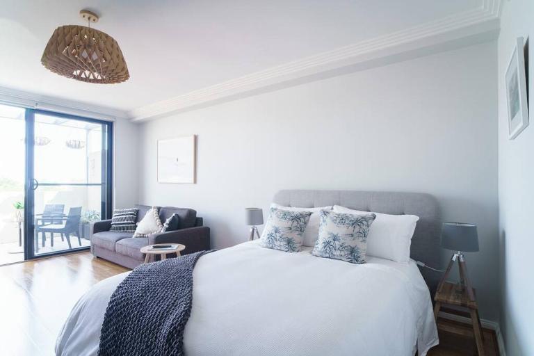 Sunny Large Bondi Studio -Lift-Parking-Balcony-AC - B&B Sydney