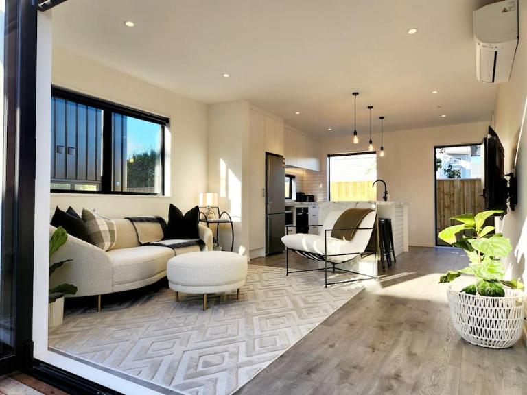 Contemporary Home with Carpark - Close to CBD! - B&B Christchurch