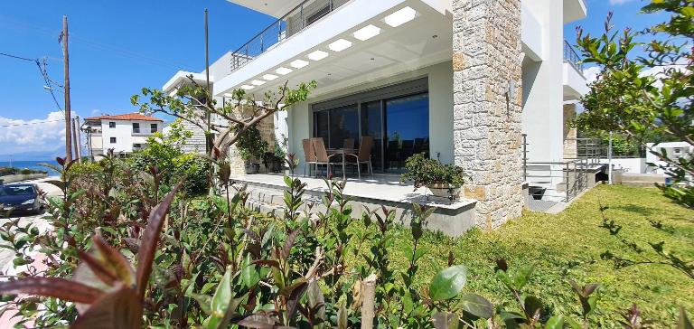 Villa Demiris at Vrachneika Beach - Chambres d'hôtes Flámpoura