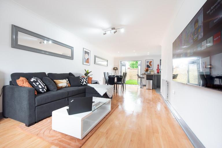Colchester 3 BDR House, 2x Free Parking, Free Wi-Fi close to Station, Ideal for extended stays - Bed and Breakfast Colchester