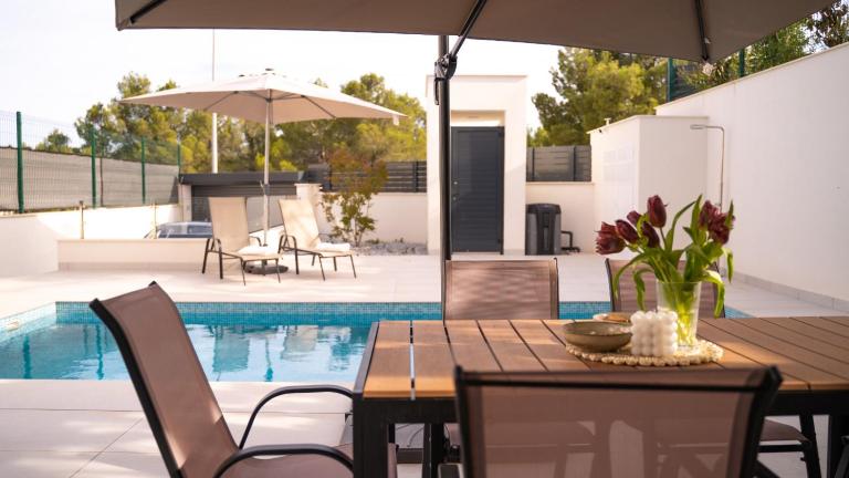 Amberes apartment, a stylish villa's independent downstairs apartment with private swimming pool and terrace - B&B Polop