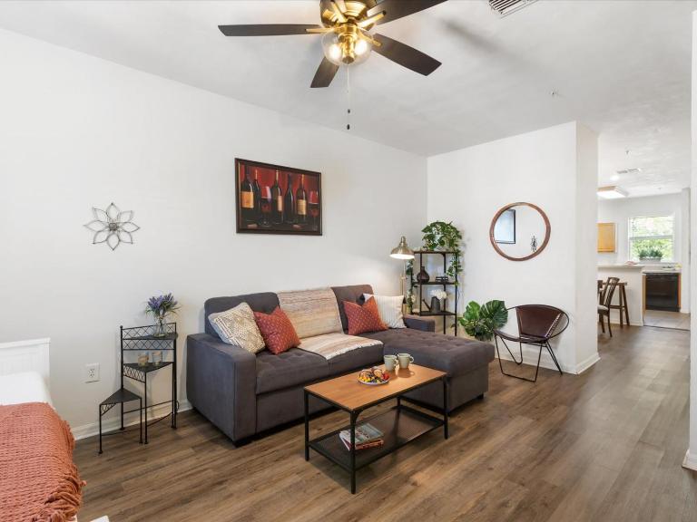 Convenient & Inviting - Fully-Equipped 2BD Condo - B&B Gainesville
