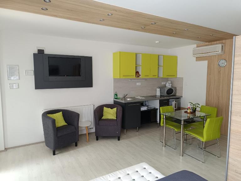 Újhely Apartmanház - B&B Siófok