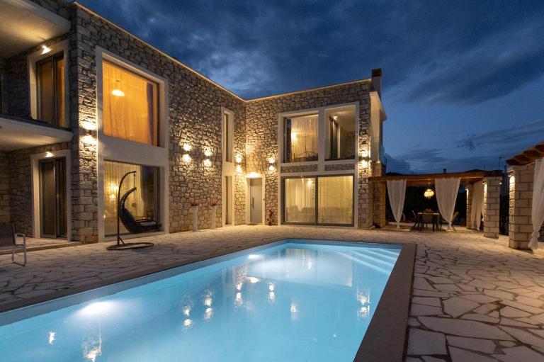 Rafaelia Premium villa with private pool in Drepano - Ferienwohnung Drepanon