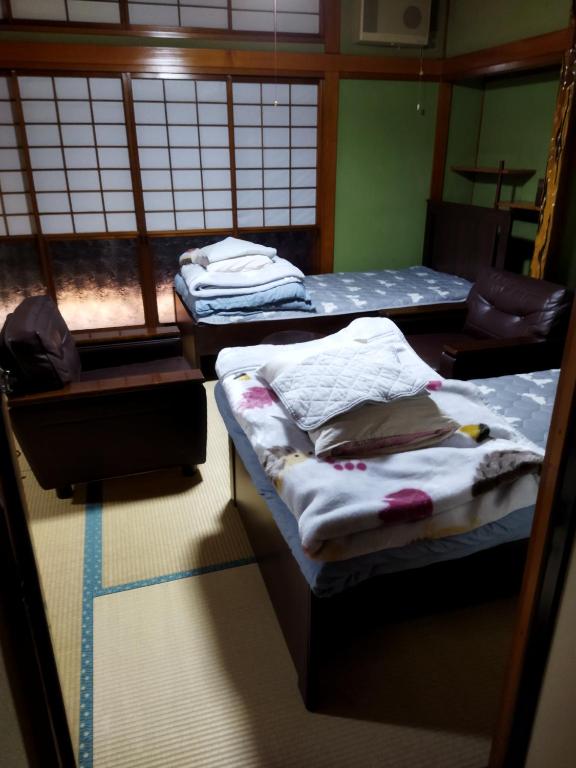 Private Room in Japanese Vintage House 民家の一室 2 Beds, Smoke Free, Free Parking Good to Travel for Tashiro Cats Island no1 - B&B Ishinomaki
