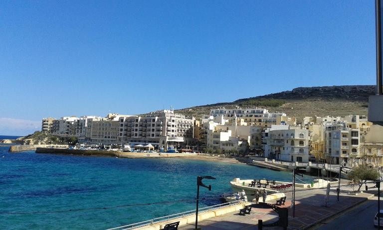 Attard Seafront Apartment 2 in Marsalforn - Bed and Breakfast Żebbuġ