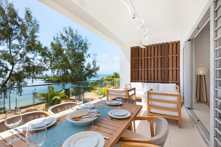 Oceanfront 3BR and 3BA Apartment with beach access - B&B Grand Gaube