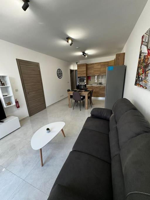 Starlight 2 Bedroom Apt in Gzira - Bed and Breakfast Gżira
