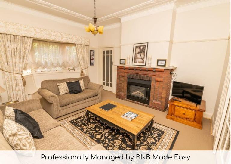 Hillside Cottage │ Comfy, Spacious, Walk to CBD & Stannies - B&B Bathurst