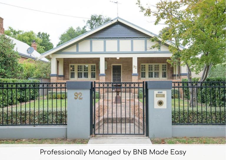 The Oaks on March Stunning & Elegant CBD Home - B&B Orange