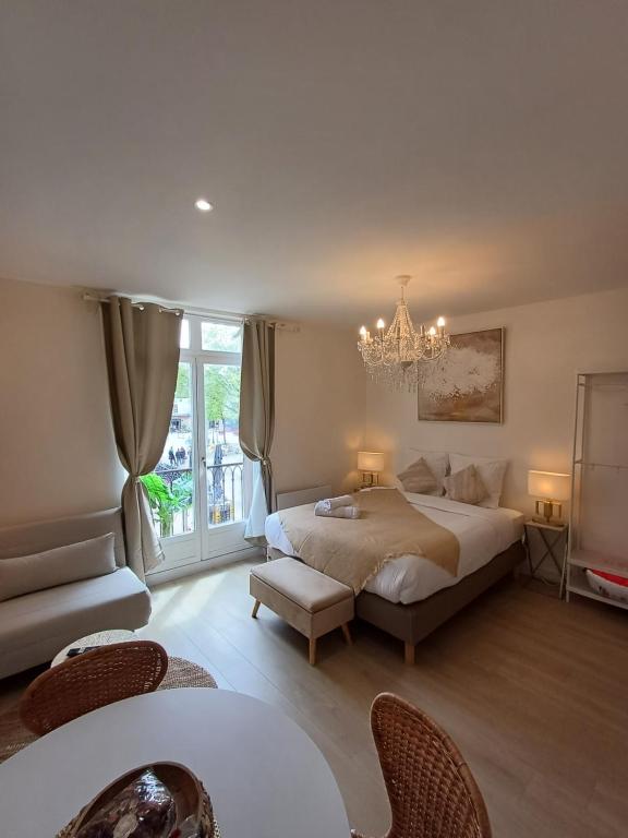 *Monge Zola* - Bed and Breakfast Dijon