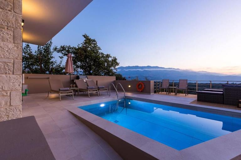 Upper View Villa, with private pool - Bed and Breakfast Chania