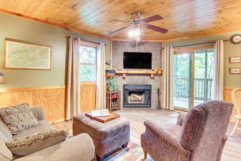 'Fox Den' w/ Hot Tub! 22 Mi to Cataloochee Skiing - B&B Whittier