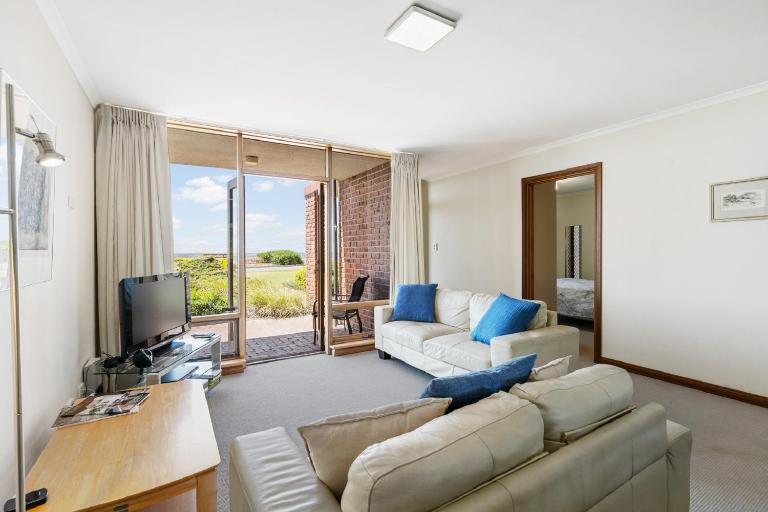 By The Sea Beachfront Apartment Wifi - B&B Encounter Bay