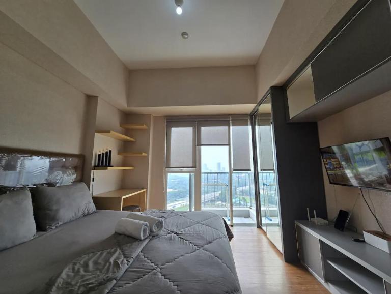 Apt Casa De Parco Studio Tema Gray With Wifi, Pool and Netflix - B&B Sampora Satu