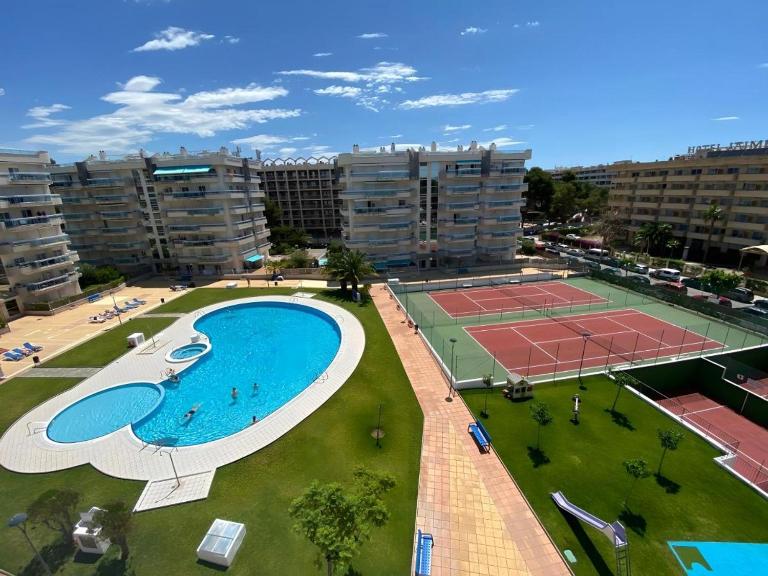 Larimar, piscina y deportes en Salou - B&B Salou