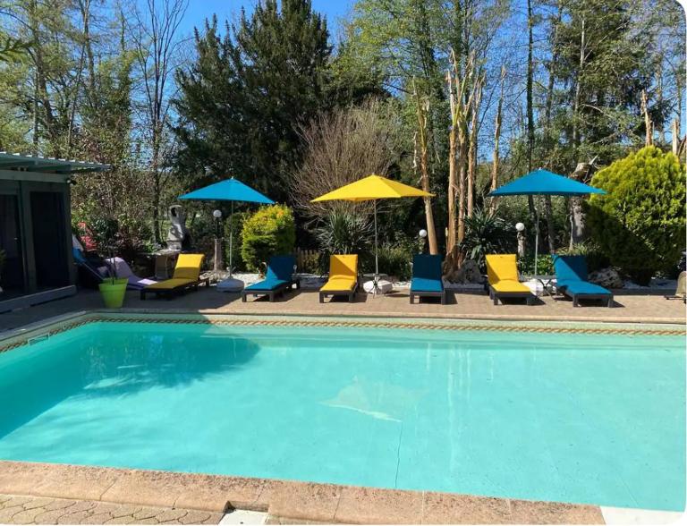 Le Havre de paix avec balcon vue sur piscine - B&B Larche