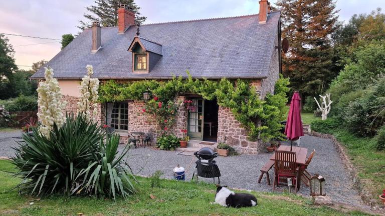 3 Bed Cottage Sleeps 6 - Enclosed Patio -Fireplace - Chambres d'hôtes Beaucoudray