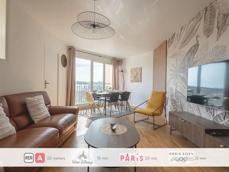 Confort & Spacieux Family Travel pour 6 - 10' to Disneyland Paris 25' to Paris - In front of Train Station Torcy RER A - B&B Torcy
