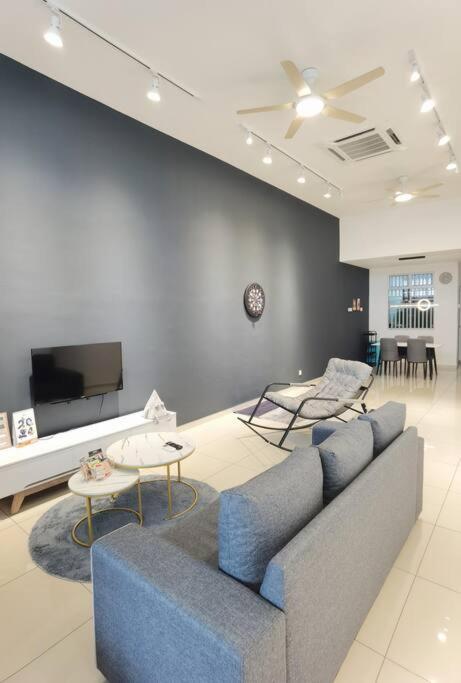 Cozy Landed house at Taman Daya and mount Austin 8 to10 pax - Bed and Breakfast Johor Bahru