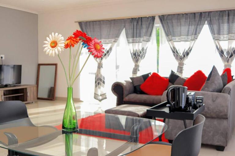 Elegant Poolside Retreat 2-Bed Luxury Guesthouse - B&B Newcastle