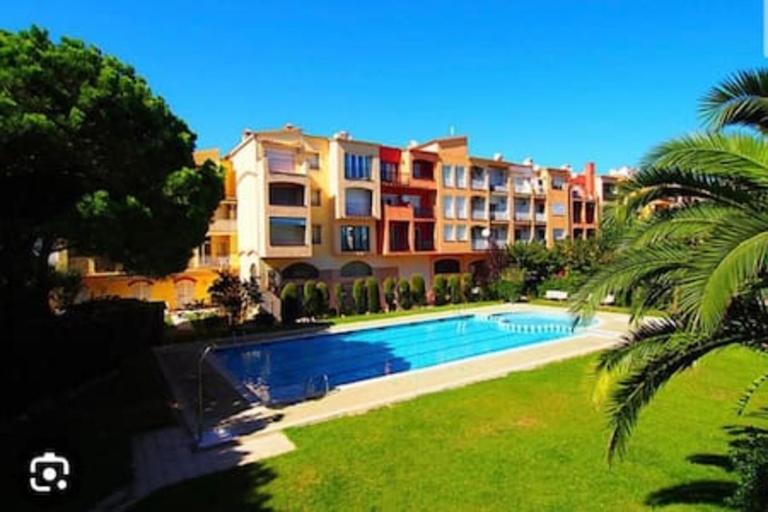 Apto. con piscinas a 150m playa - Chambres d'hôtes Empuriabrava