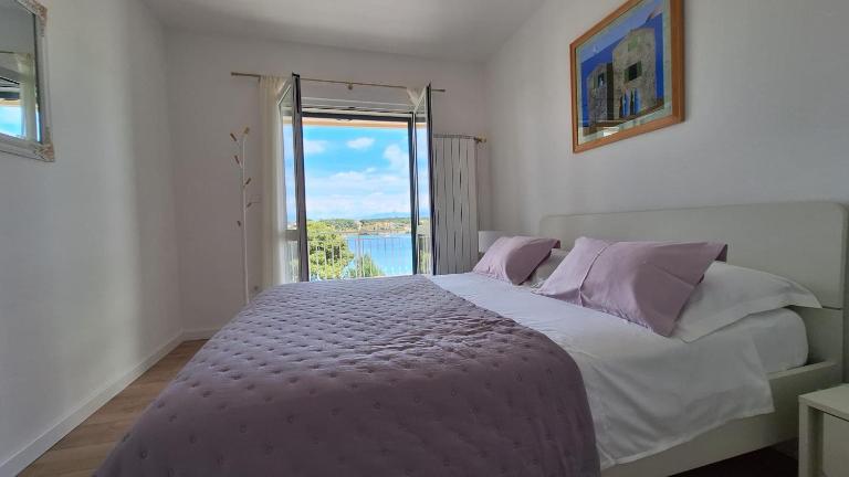 Ceratonia Apartments - Bed and Breakfast Lovište