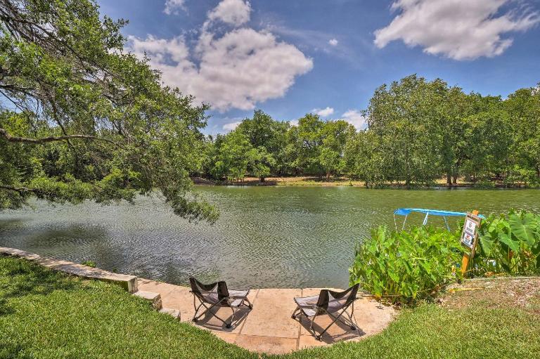 Round Rock Lakefront Home w/ Water Toys & Fire Pit - B&B Round Rock